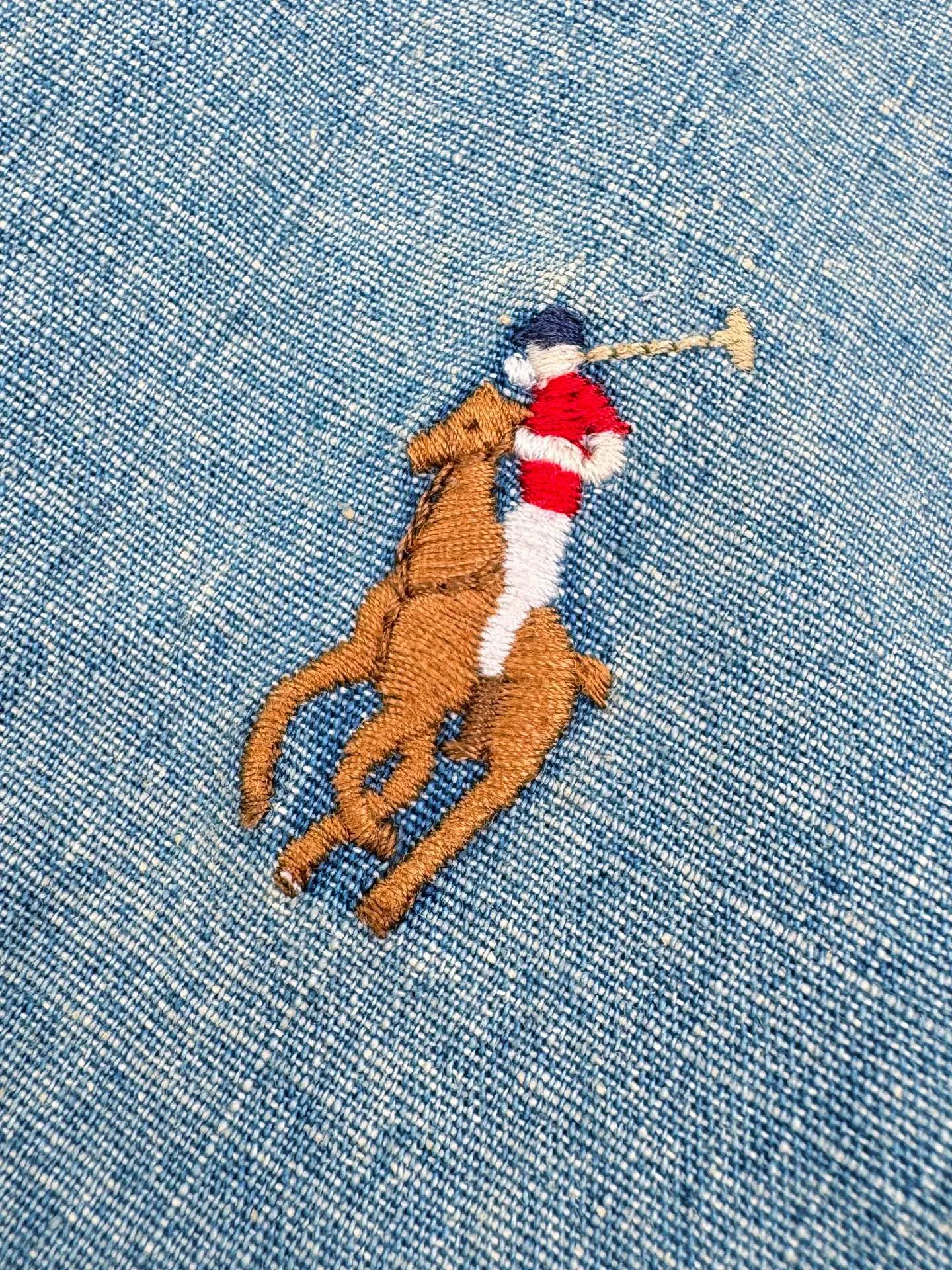 P470 Colorful embroidered denim jacket. Custom-dyed cloud-like plain cotton denim. Soft and silky. Comfortable against the skin. Mist indigo. A denim poem dyed with time. The delicate colorful pony logo on the left chest jumps into indigo. It is highly recognizable. It brings an atmosphere of freedom and vitality. A symphony of pure and smart colors. The collar is neatly folded. The details that are captured at a glance are striking. Reconstruct the classic with a neat silhouette. Even you walk with a designed sense of calmness. Process 1: Adopt imported machine embroidery technology and use advanced computer control systems and precision mechanical components to realize colorful pony embroidery operations with high precision and smooth and delicate lines. Process 2: Template machine to open the bag. The preset template guides the position, shape and size of the bag opening. The accuracy ensures the quality of the bag opening effect. Process 3: The hem is made in one go using a three-needle waist-drawing machine. The special needle position and feeding mechanism of the machine are used to sew the elastic band and the fabric together in the same process. The three-needle design is stronger and can evenly distribute pressure to ensure that the elastic band and the fabric are closely adhered. Process 4: Use the washing and frying process. Prioritize the special desizing agent. Then soak the fabric in it and evenly starch it. After desizing, it is finally rinsed. The workmanship is extremely complex and the loss is high. Accessories: Customized 1:1 Ralph Lauren engraved buckle Customized 1:1 Ralph Lauren bronze zipper Customized 1:1 Ralph Lauren trademark Version: Fitted version Size: S M L XL Style number: CC904